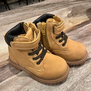 NEW Toddler Size 7 Boys Boots (BRAND NEW)